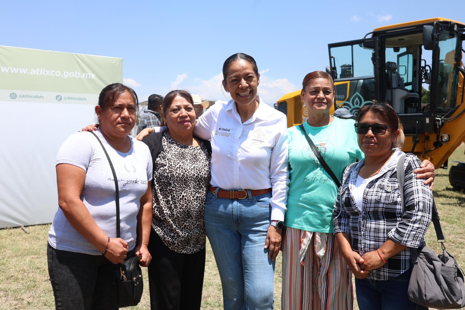En Atlixco productores y comunidades reciben maquinaria.